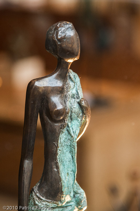 Statuette net sur fond flou